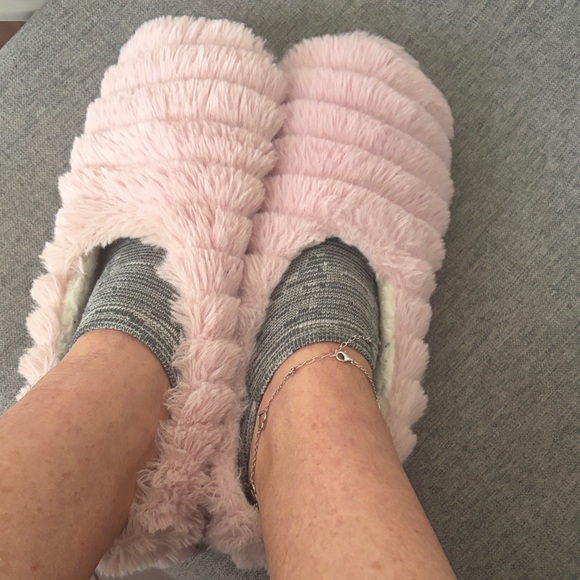 Shoes - Ladies women's pink fuzzy slippers loved used w0rn soft ready feet foot toes